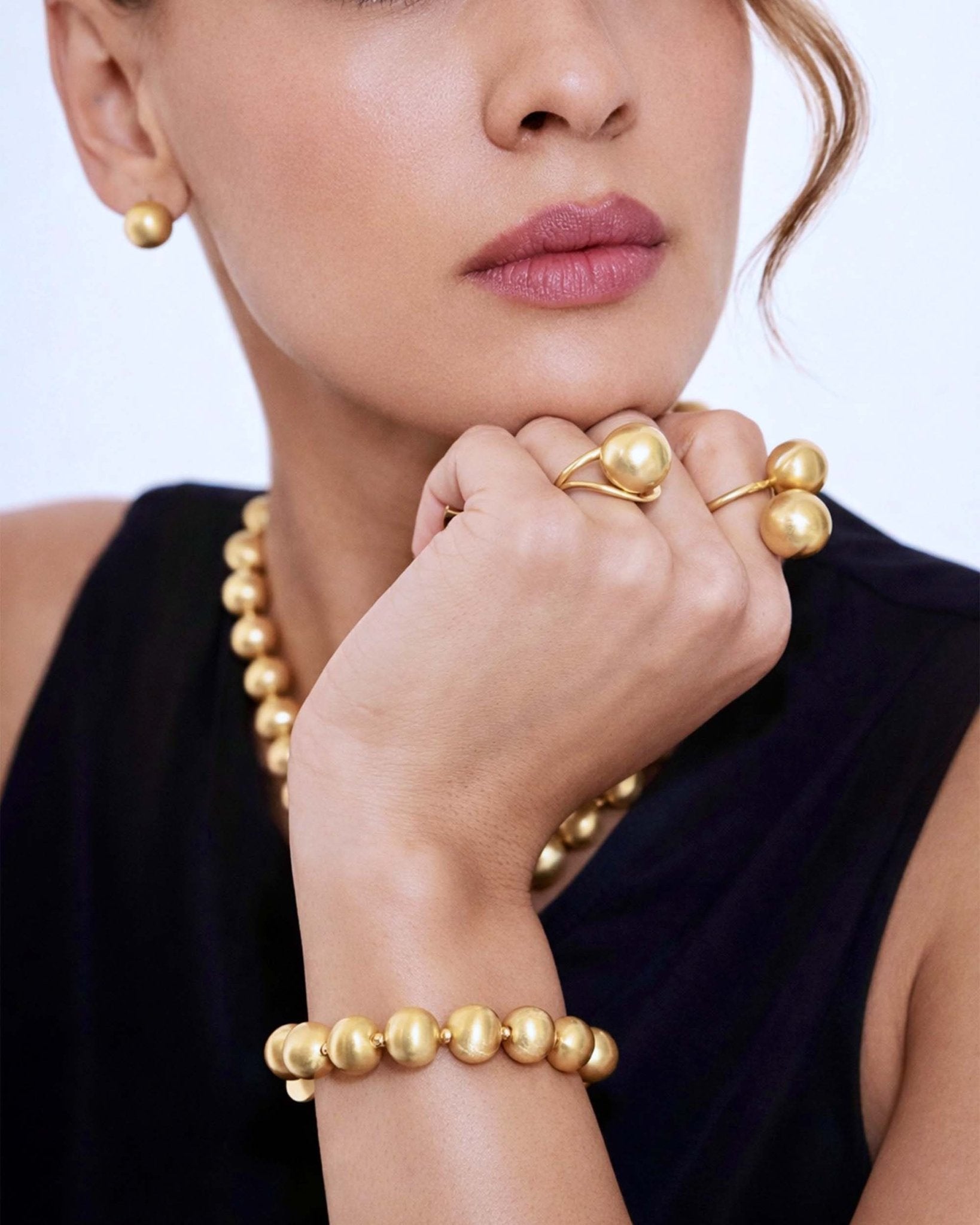 Lumina Double Sphere Goldring von Cosytas, Schmuckmarke aus Zürich, 18k vergoldet, elegant im Styling kombiniert