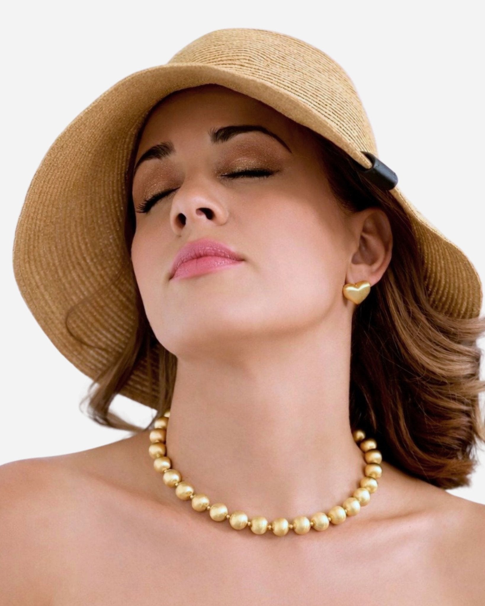 Lumina Gold Heart Ohrringe von Cosytas, Schmuckmarke aus Zürich, 18k vergoldet, stilvoll im Alltagslook getragen