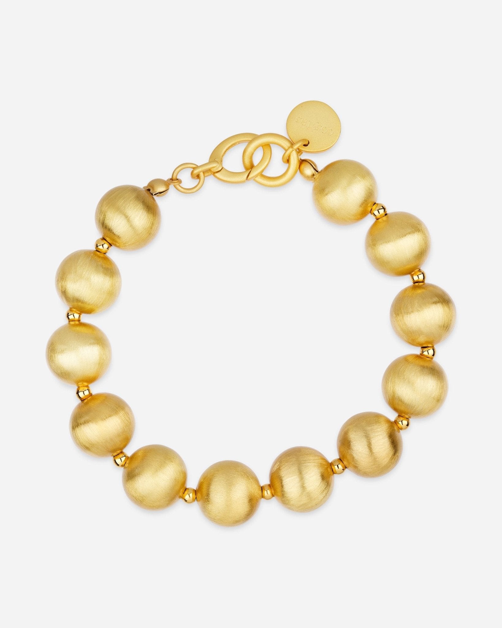 Lumina Gold Sphere Armband mit mattierten, 18k vergoldeten Kugeln auf hellem Hintergrund.