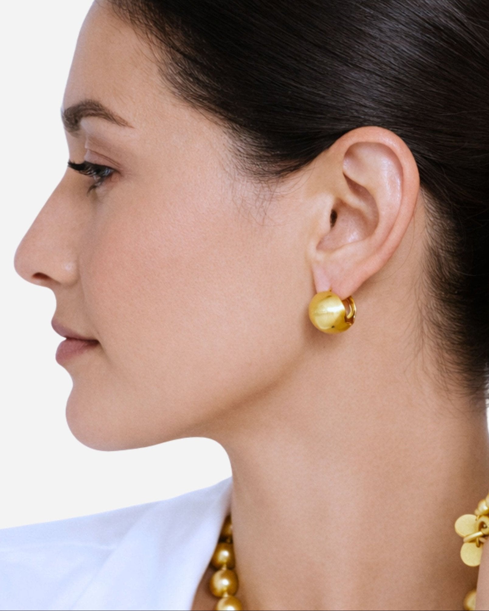 Lumina Gold Sphere Ohrringe von Cosytas, Schmuckmarke aus Zürich, 18k vergoldete Kugelohrringe elegant am Ohr