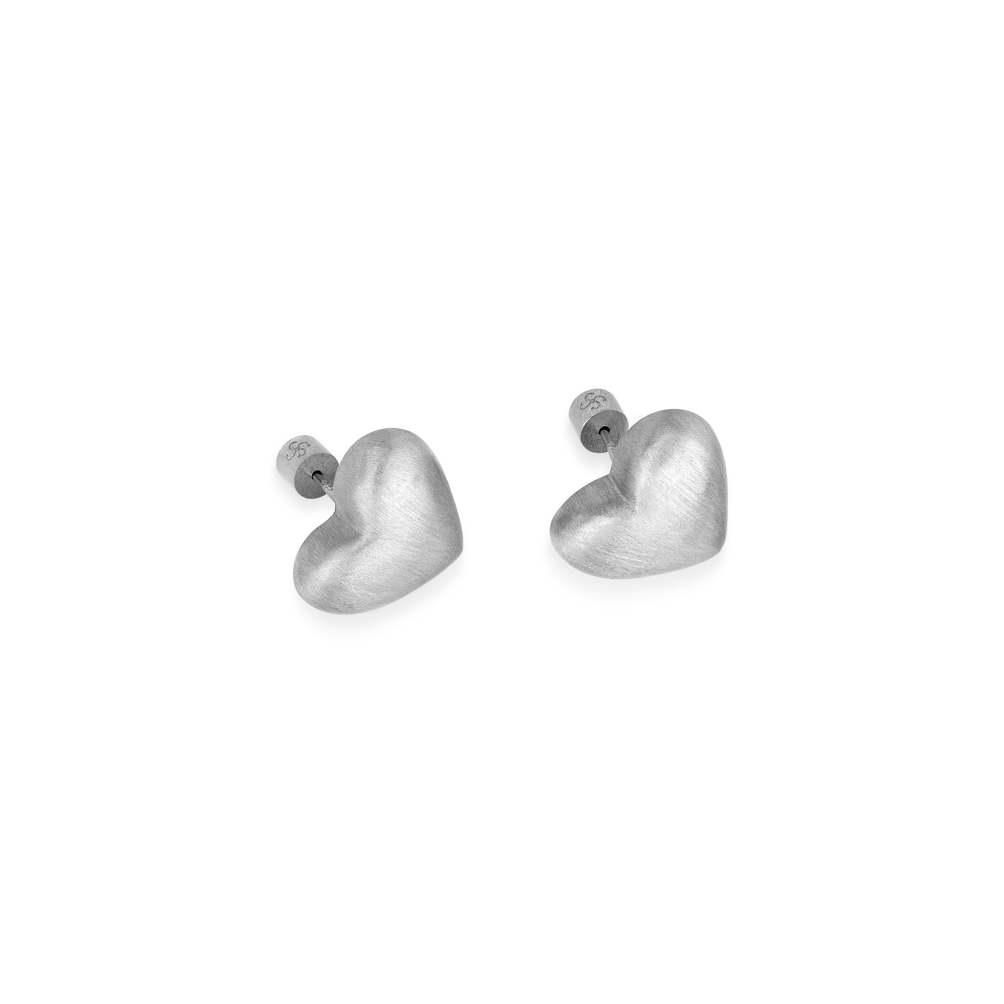 Vorderansicht der Lumina Silver Heart Ohrringe aus Metalllegierung, silberplattiert mit Sterling Silber 925, mit mattierter Herzform