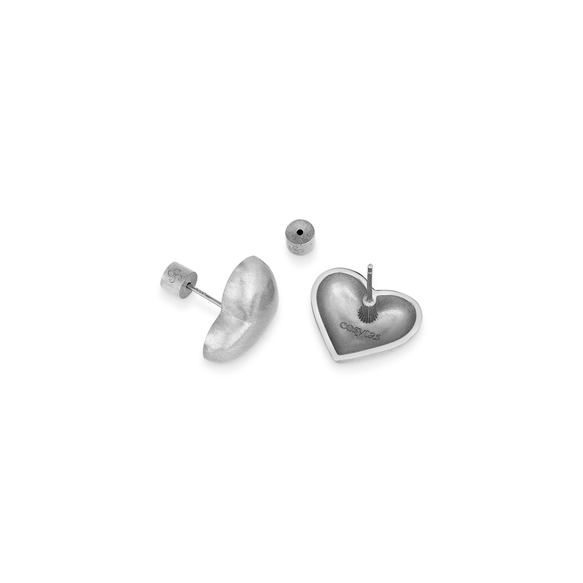 Vor- und Rueckansicht der Lumina Silver Heart Ohrringe aus Metalllegierung, silberplattiert mit Sterling Silber 925, mit mattierter Herzform.