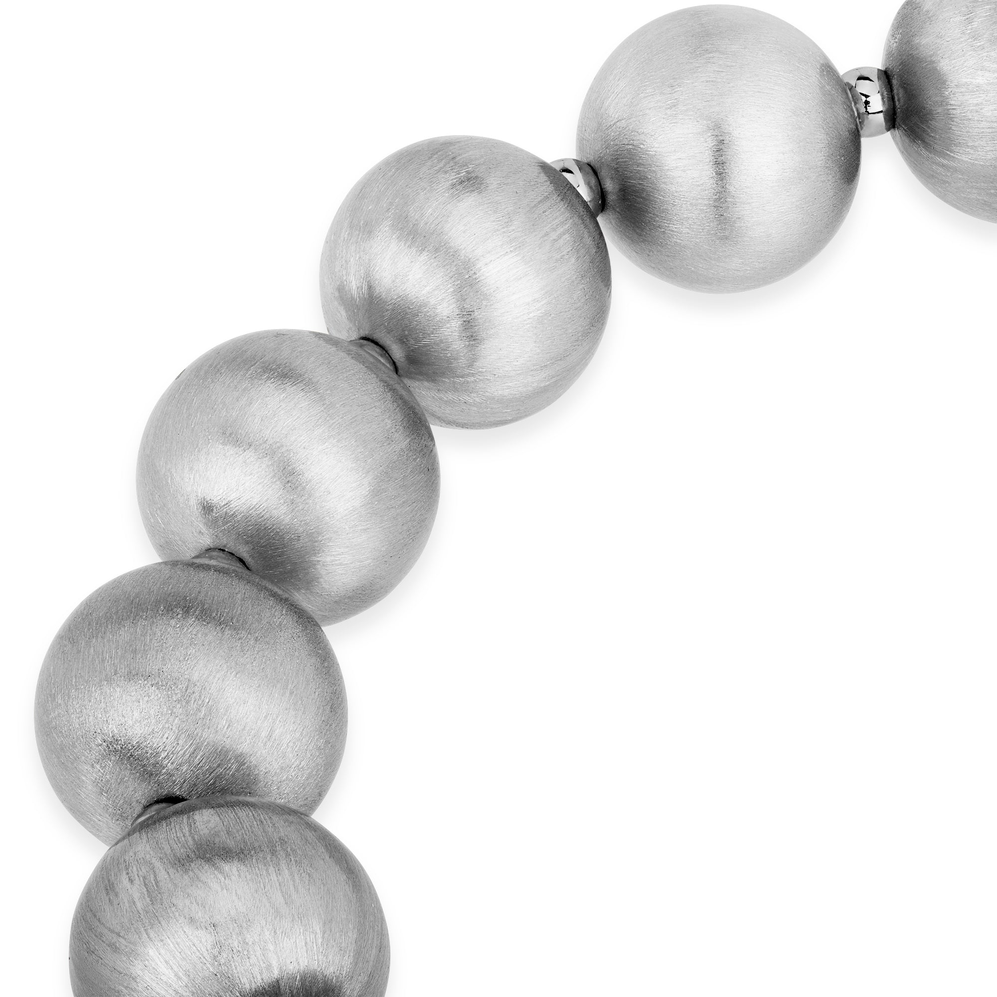 Nahaufnahme des Lumina Silver Sphere Armbands mit satinierten 925er Silberkugeln, die die präzise Handwerkskunst und das zeitlose Design hervorheben.