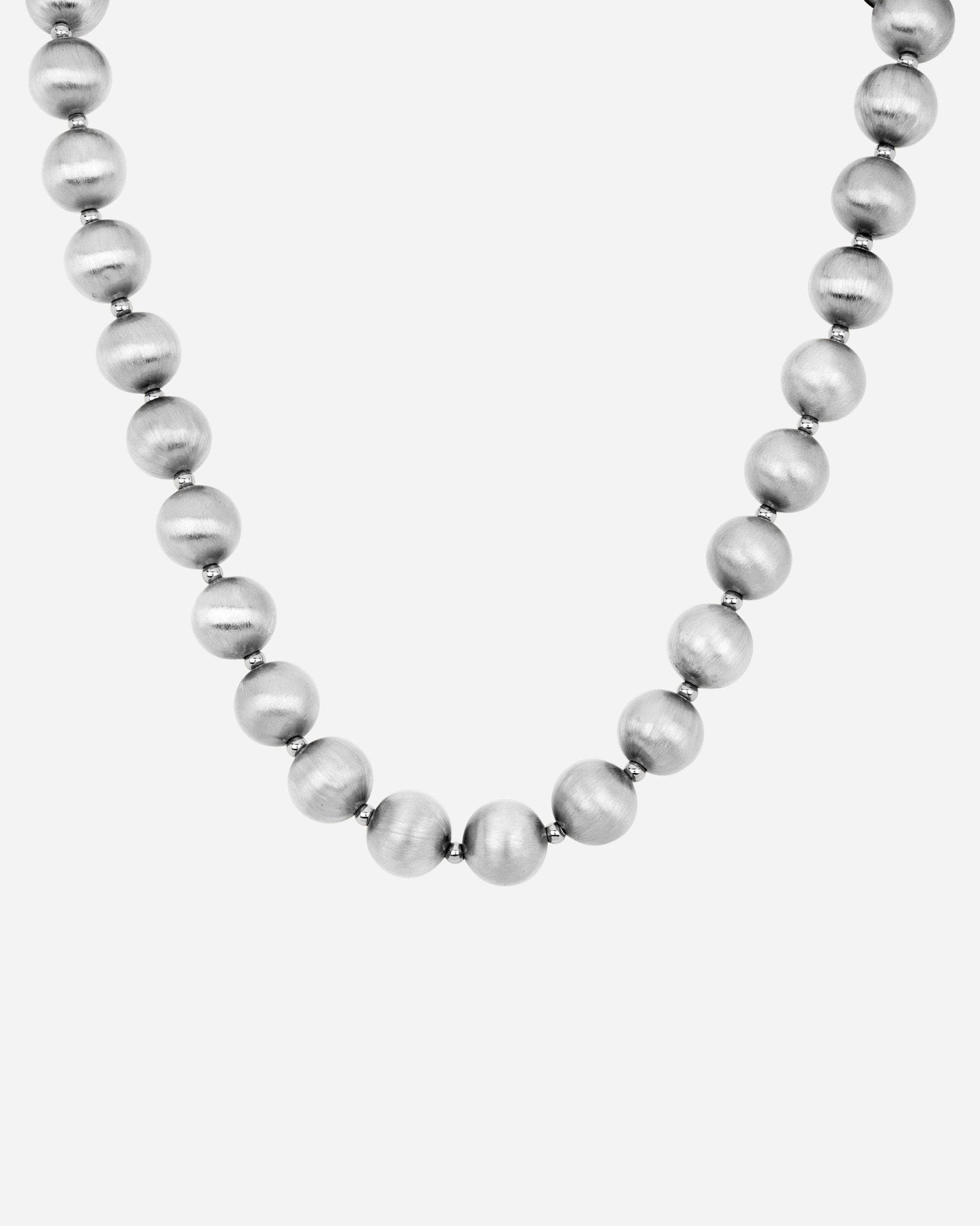 Halskette aus dem Lumina Silver Sphere Duo Set mit gleichmässig angeordneten mattierten Silberkugeln auf hellem Hintergrund.
