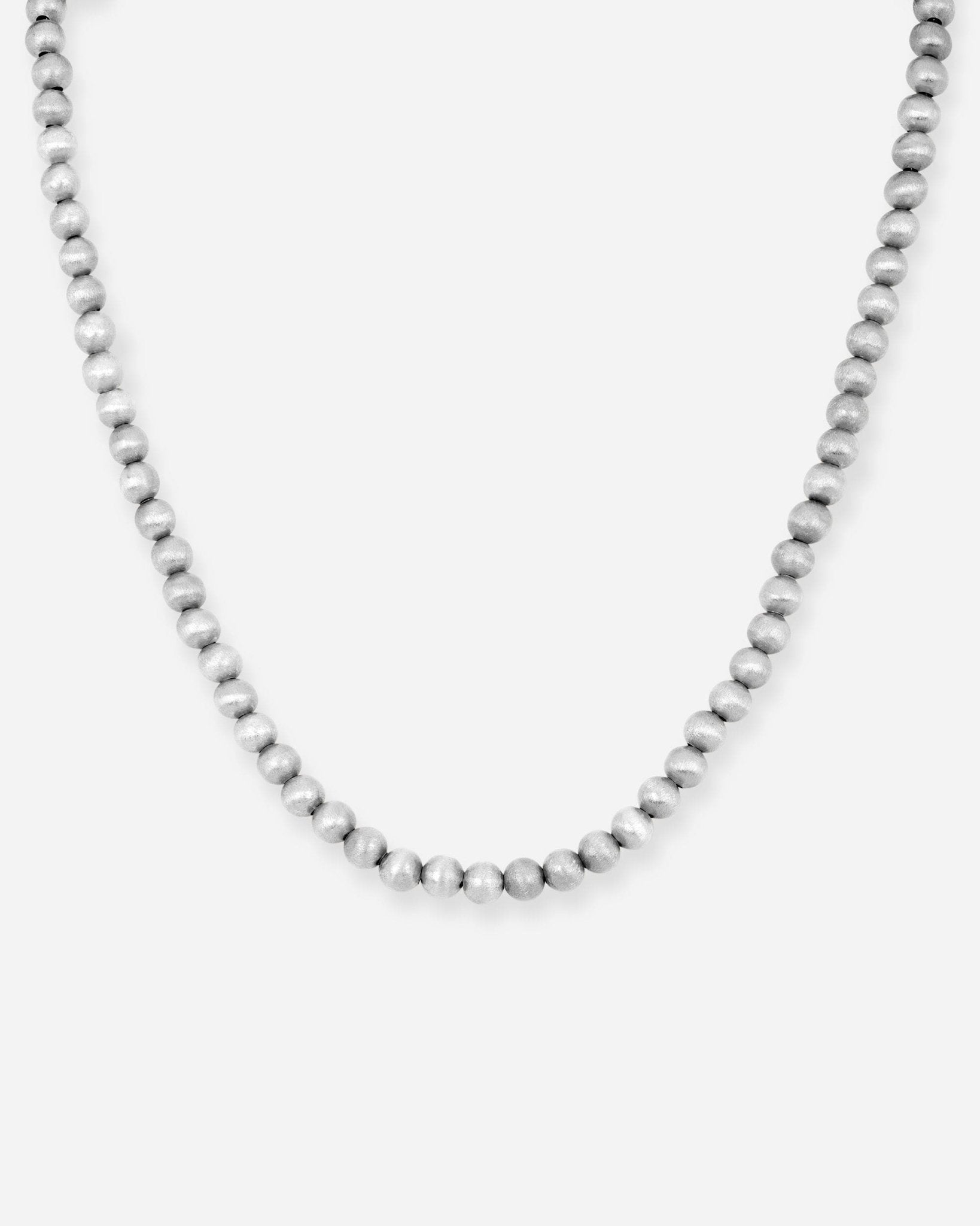 Cosytas Lumina Slim Silver Sphere Halskette mit satinierten Silberkugeln in filigranem, zeitlosem Design