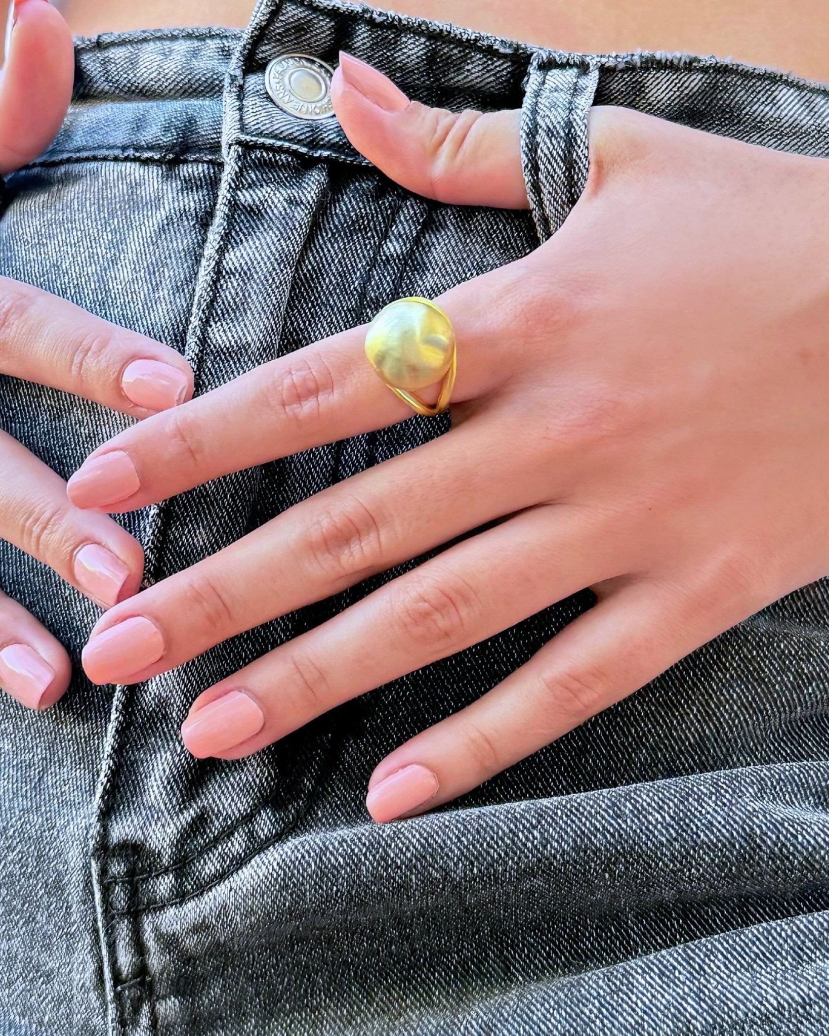 Lumina Single Sphere Goldring von Cosytas, Schmuckmarke aus Zürich, 18k vergoldet, minimalistische Kugel am Finger