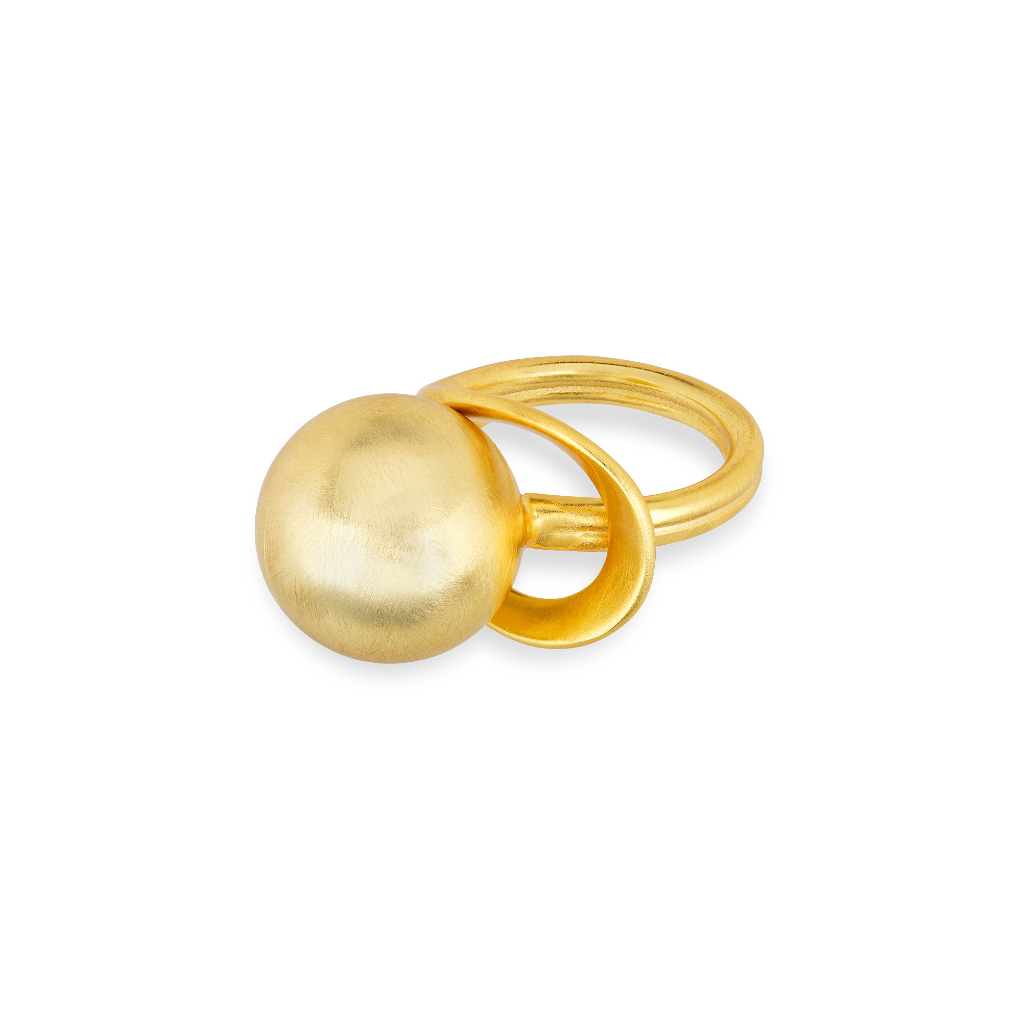 Vorderansicht des Lumina Single Sphere Goldrings von Cosytas. Dieses elegante Schmuckstück präsentiert eine einzelne, satinierte Kugel auf einem zarten Band aus 925er Sterling Silber, das mit 18k Gold vergoldet ist. Ein minimalistisches Design, das zeitlose Eleganz und Raffinesse verkörpert.