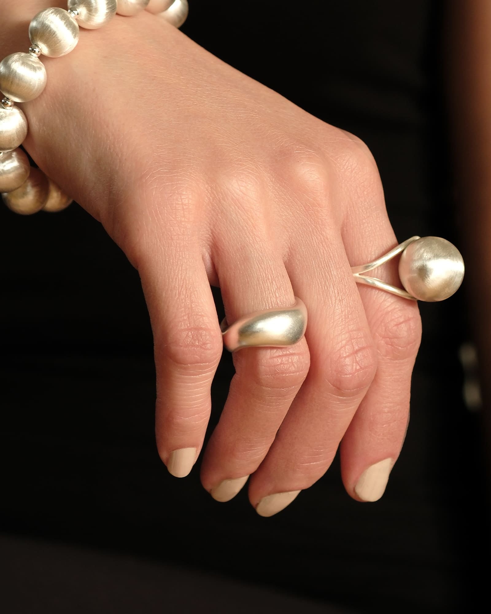 Lumina Single Sphere Silberring von Cosytas, Schmuckmarke aus Zürich, 925 Silber plattiert, minimalistische Kugel am Finger