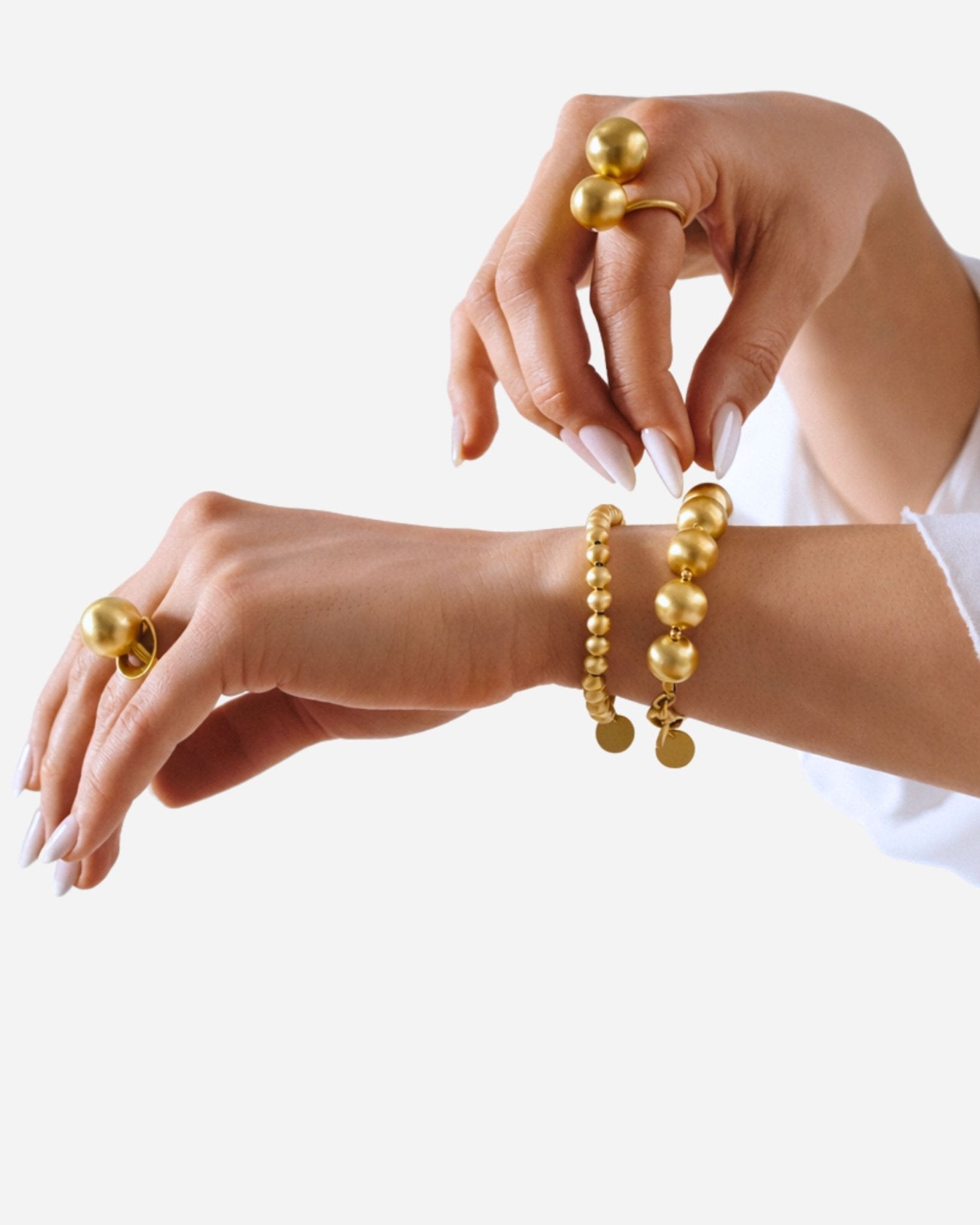 Lumina Slim Gold Sphere Armband von Cosytas, Schmuckmarke aus Zürich, 18k vergoldete Kugelkette am Handgelenk