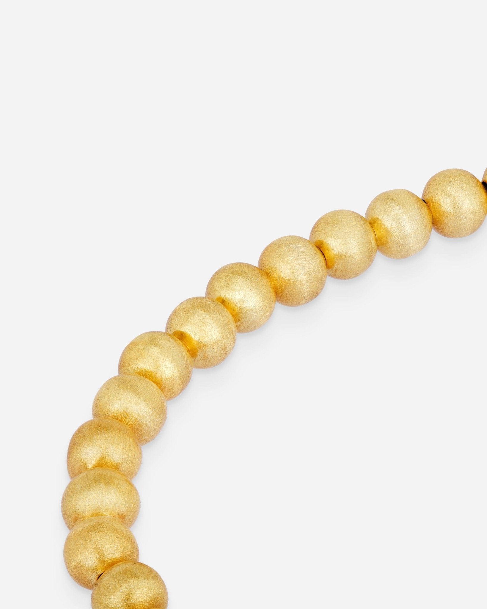 Detail der Lumina Slim Gold Sphere Halskette mit fein gearbeiteten Goldkugeln, hochwertige Metalllegierung, 18k vergoldet