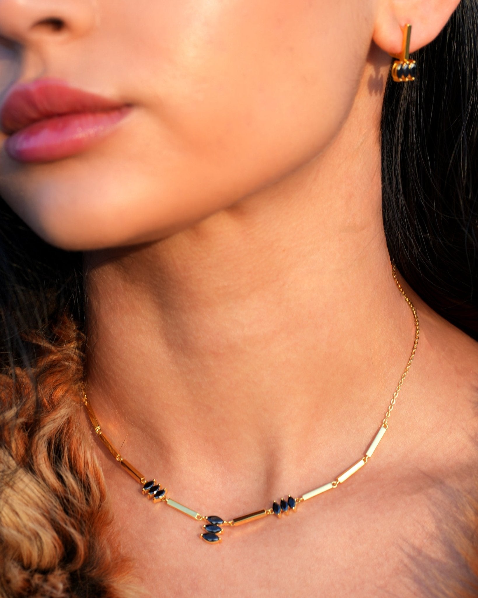 Moira Black Halskette aus 18k Gold Vermeil auf 925 Silber – Seitenansicht Cosytas