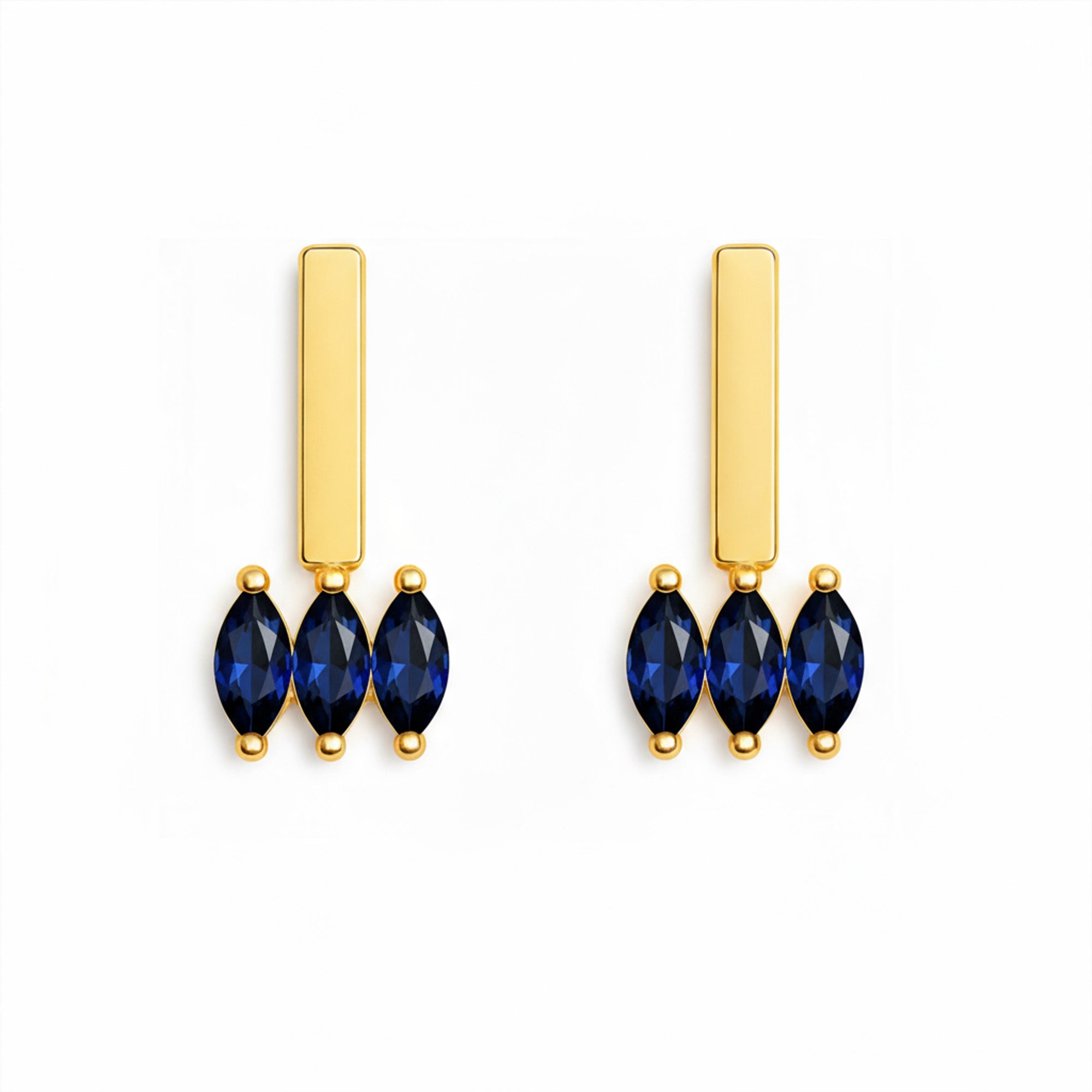 Die Moira Blue Ohrringe von Cosytas aus 18k Gold Vermeil auf 925 Silber mit Zirkonia sind auf weissem Hintergrund zu sehen.