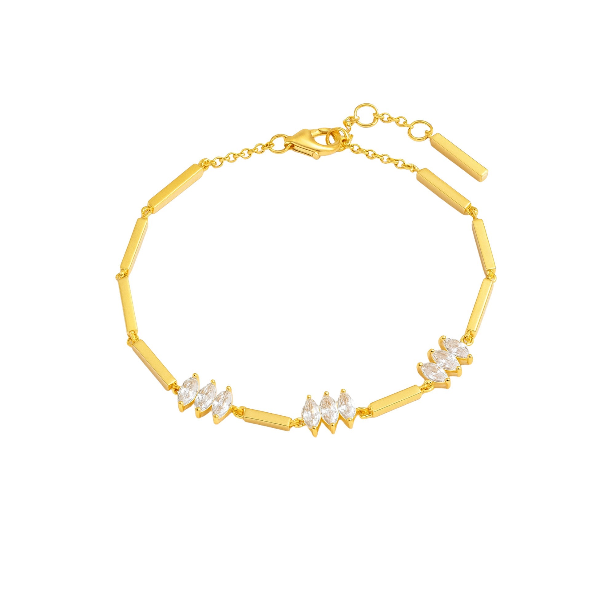 Cosytas Moira White Armband aus 18k Gold Vermeil auf 925 Silber mit Zirkonia auf weissen Hintergrund.