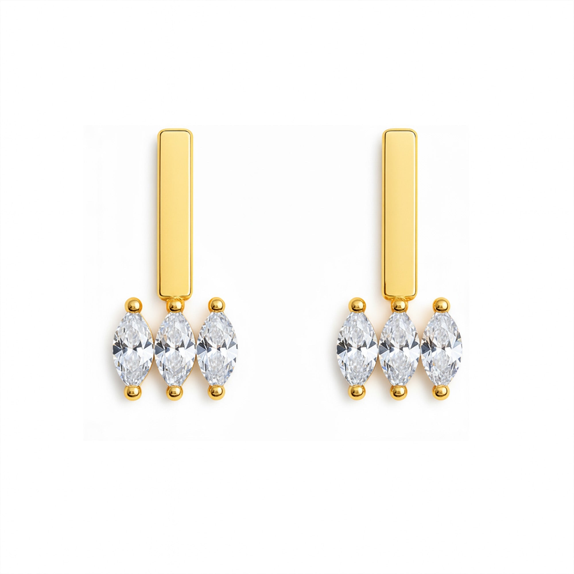 Cosytas Moira White Ohrringe aus 18k Gold Vermeil auf 925 Silber mit weissen Zirkonia, Paaransicht auf weissen Hintergrund.