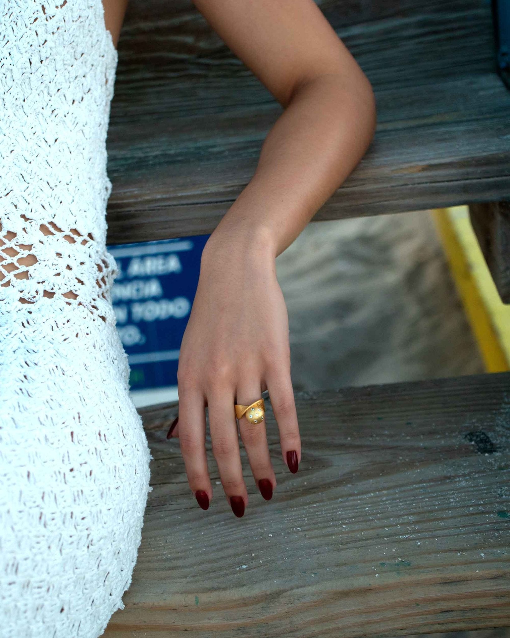 Perla Ring – Detailansicht am Finger getragen, La Playa Kollektion Cosytas