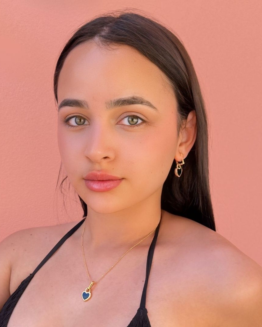 Reverie Duo Set getragen am Model, 18k vergoldet, wendbares Herzdesign, elegante Kombination aus Zürich