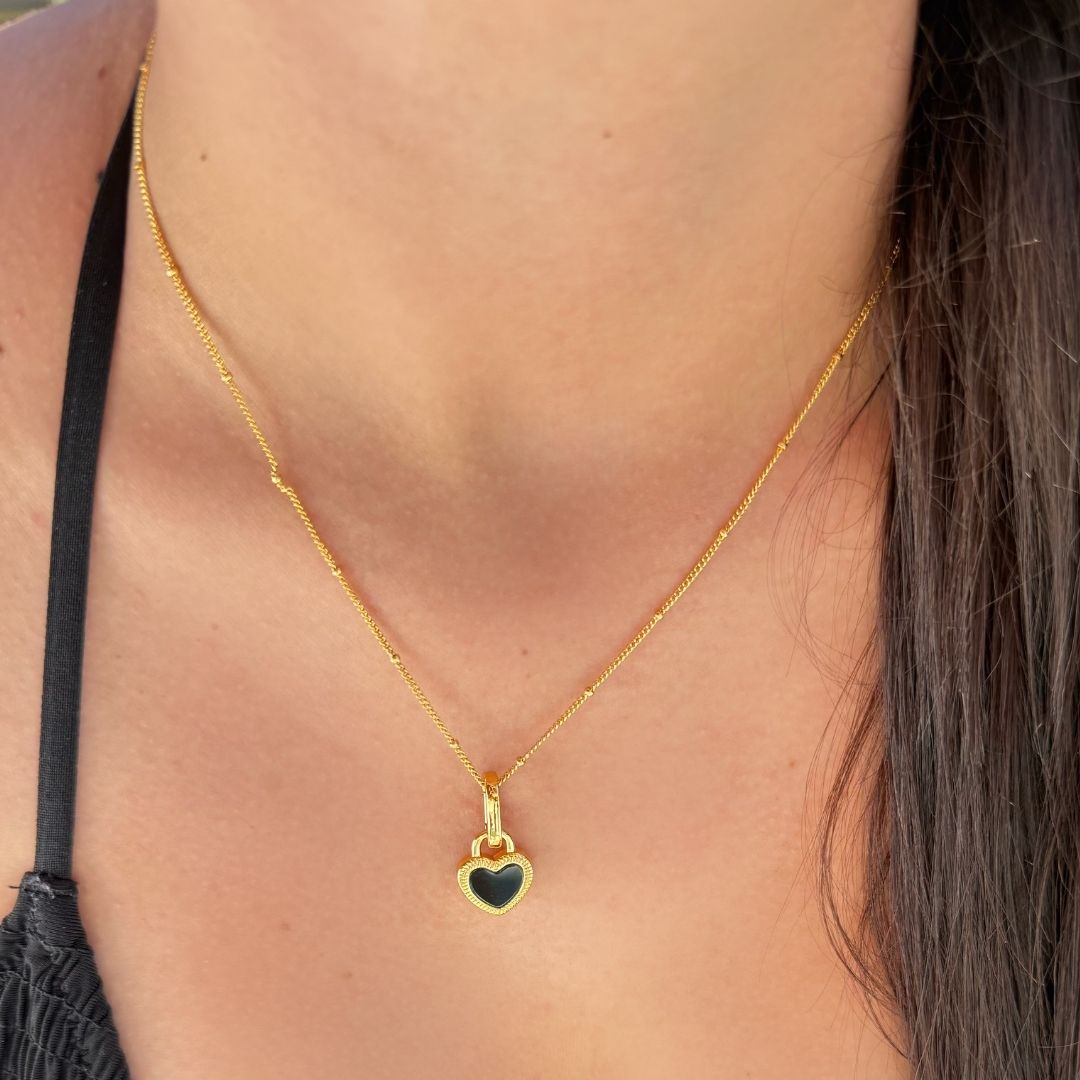 Cosytas Reverie Halskette mit schwarzem Herzanhänger – vergoldeter, filigraner Schmuck für Alltag & besondere Anlässe