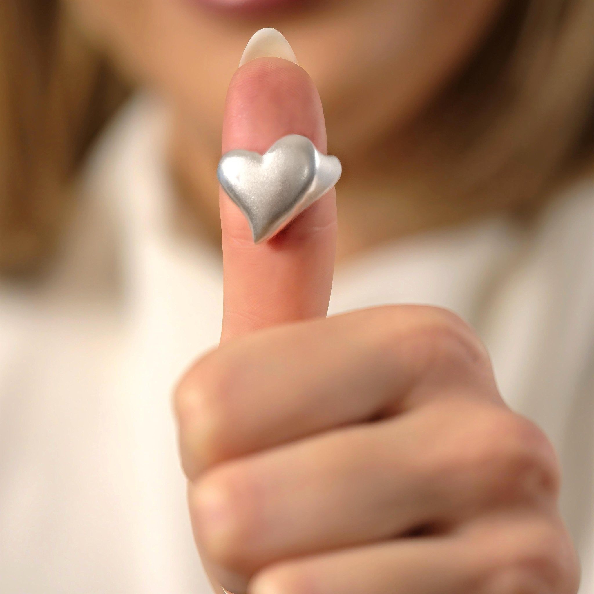 Finger mit Detailansicht des Cosytas Silver Amore Rings