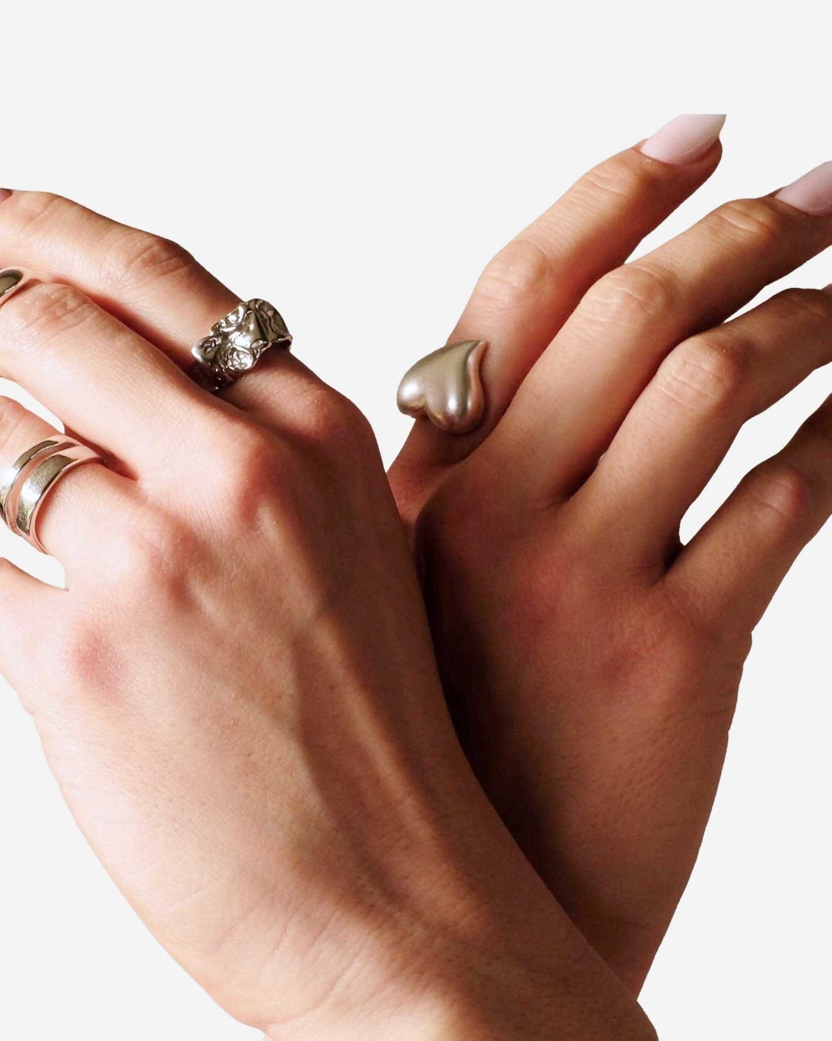Hände mit dem Cosytas Silver Amore Ring