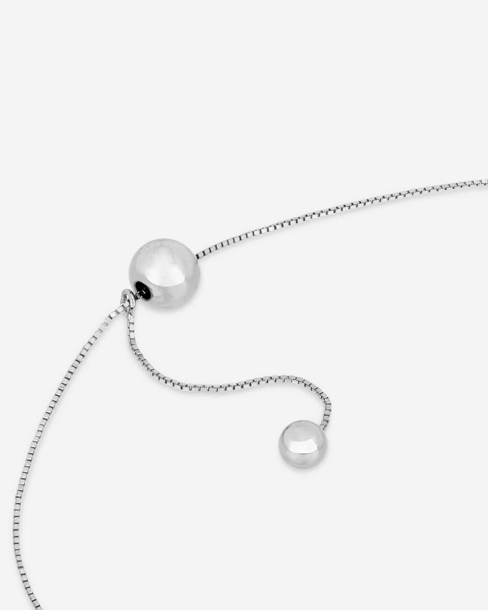 Detail der Silver Balance Halskette von Cosytas, Schmuckmarke aus Zürich, reines 925 Silber, feiner Verschluss