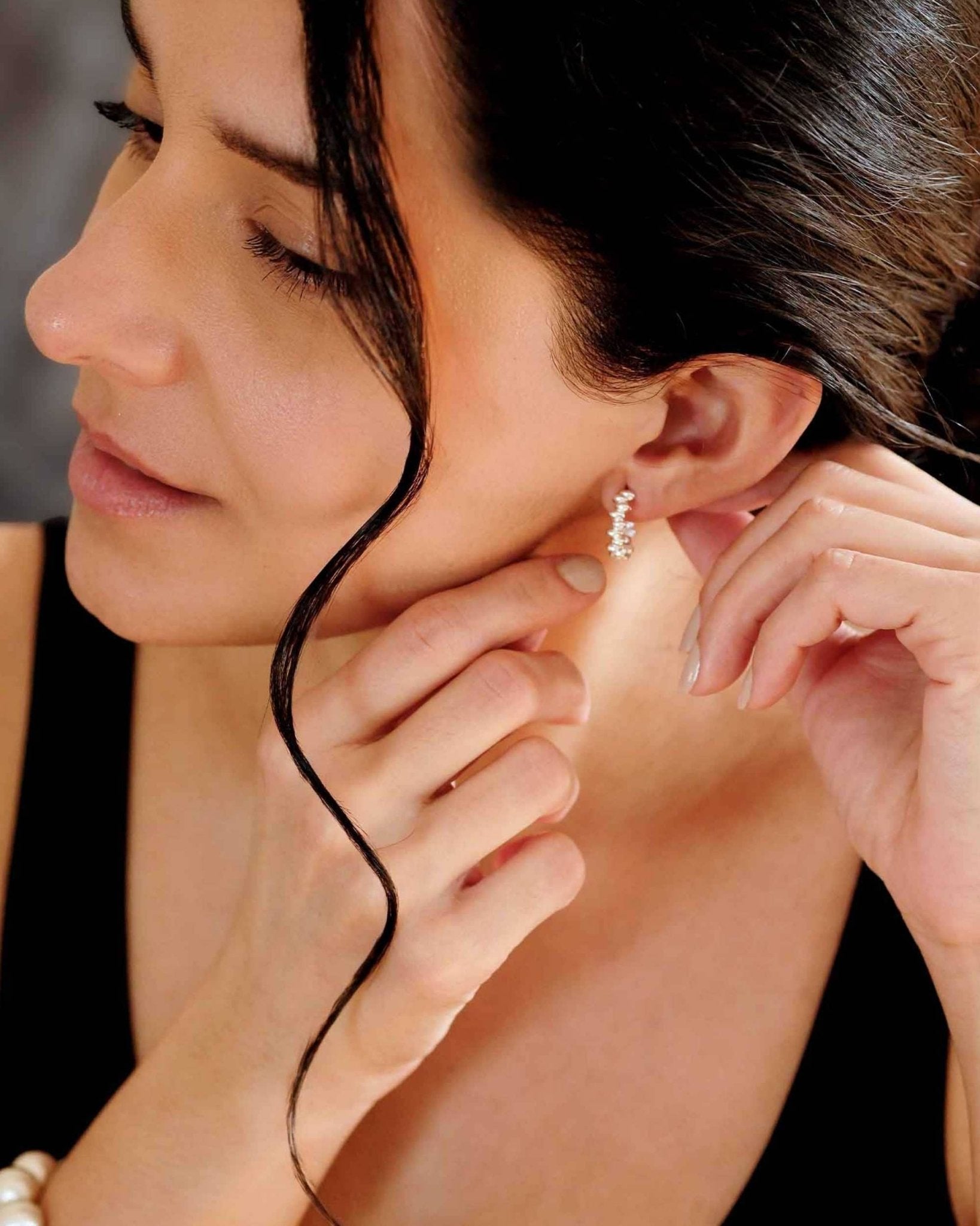Nahaufnahme einer Frau mit den Cosytas Silver Bead Hoops
