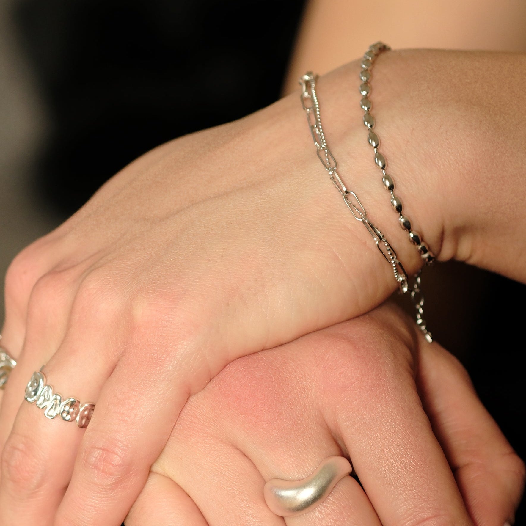 Model trägt das Cosytas Silver Drops Armband