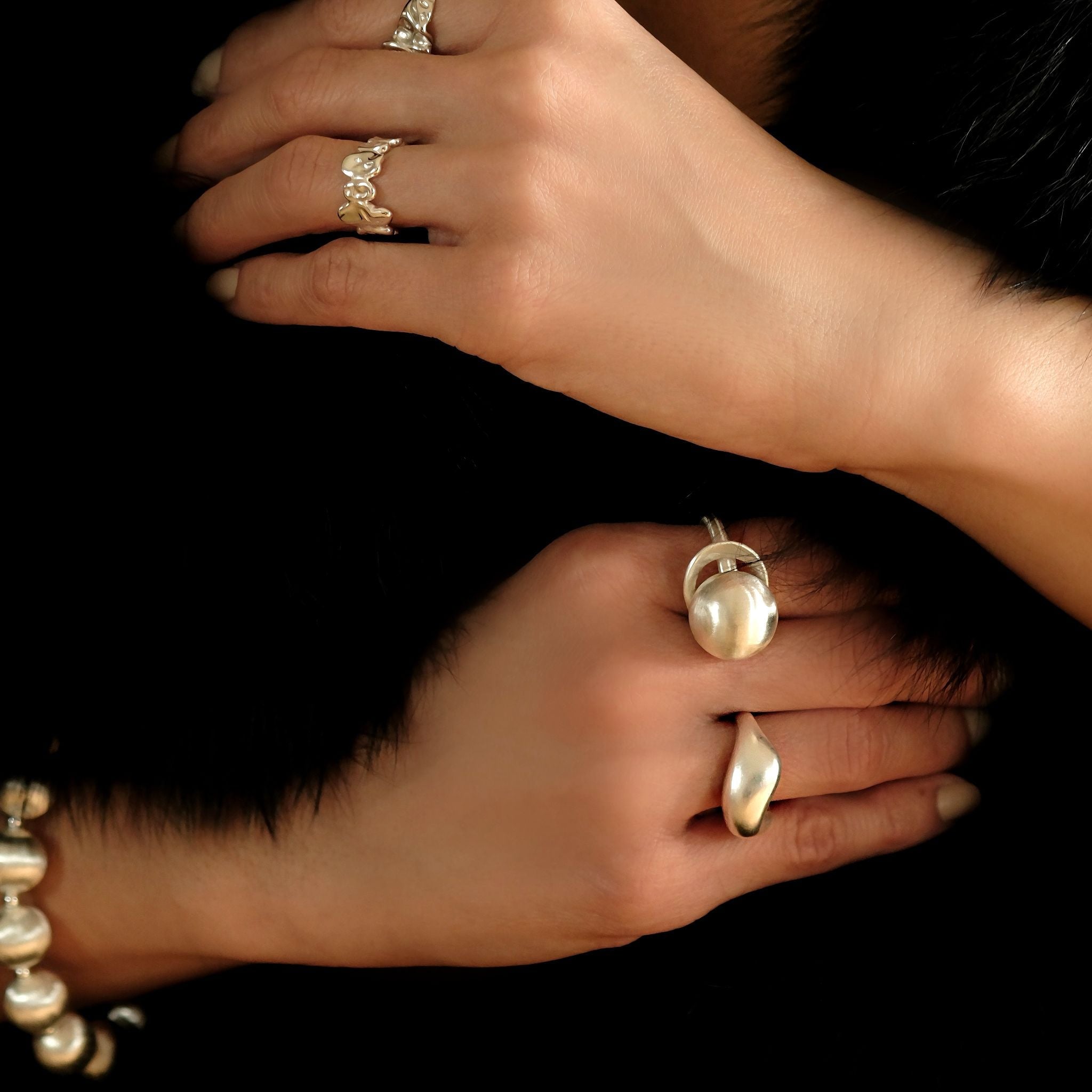 Hand mit Nahaufnahme des Cosytas Silver Dune Rings aus 925er Sterling-Silber