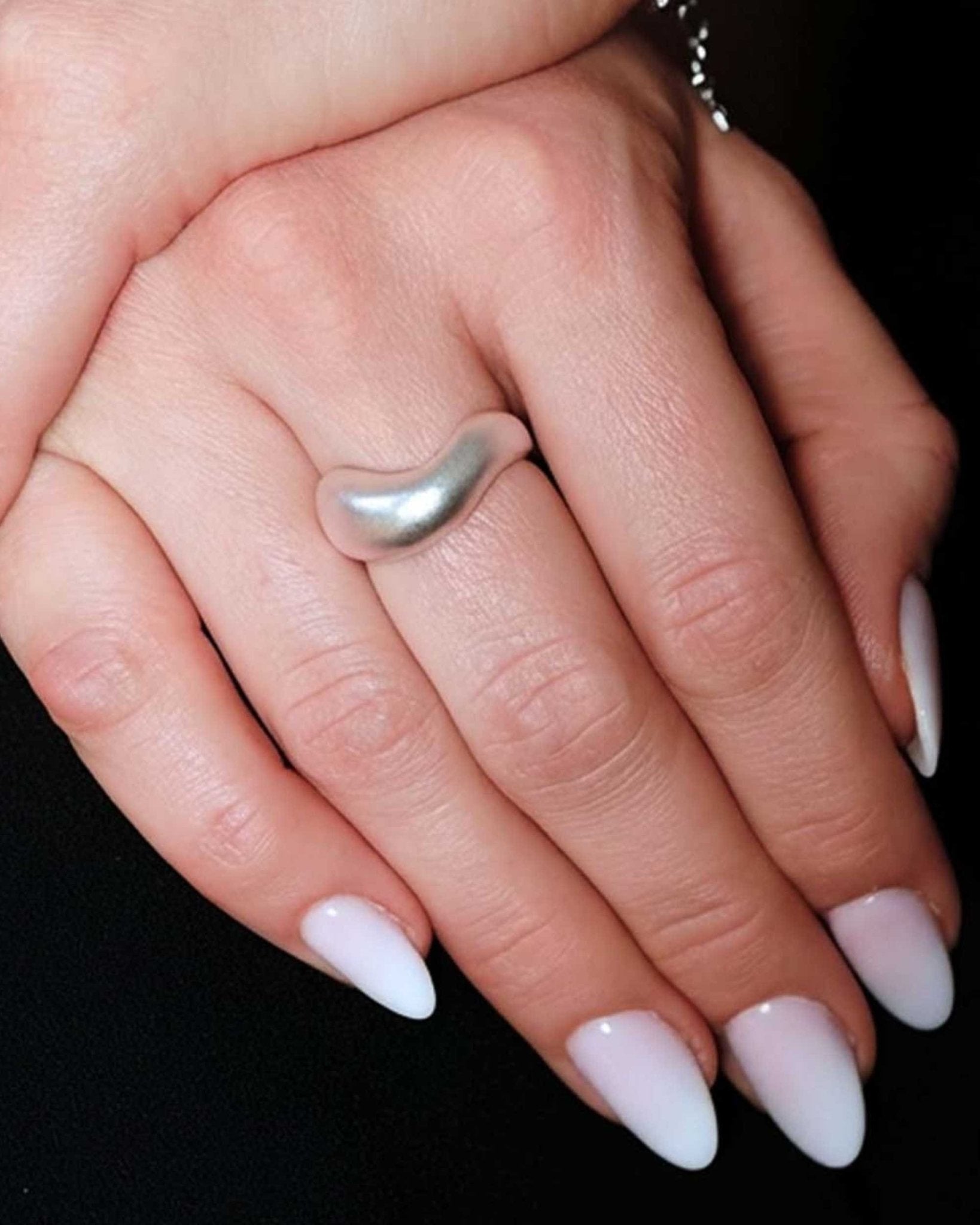 Hand mit Nahaufnahme des Cosytas Silver Dune Rings aus 925er Sterling-Silber