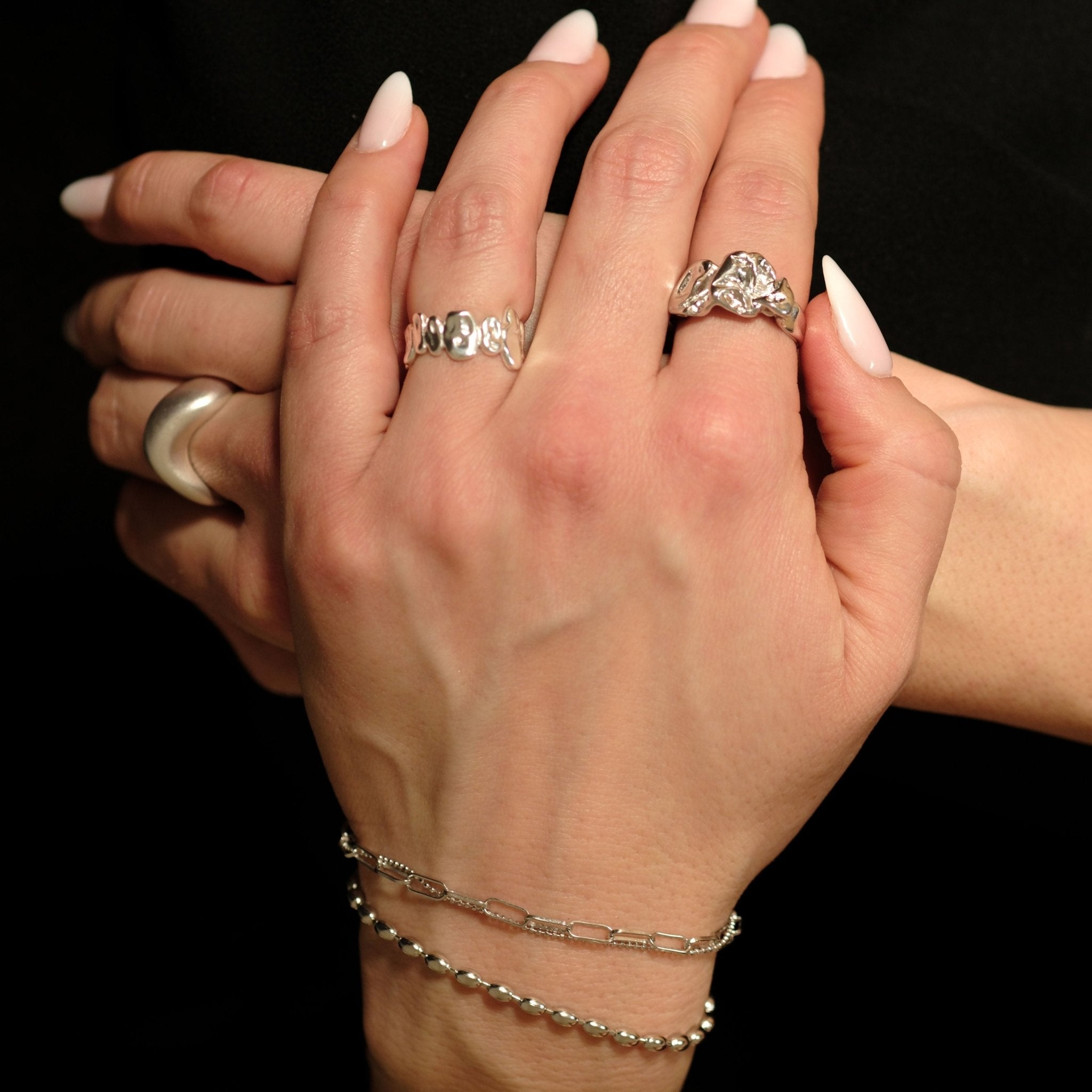 Hand mit Cosytas Silber Duo Armband aus 925 Silber