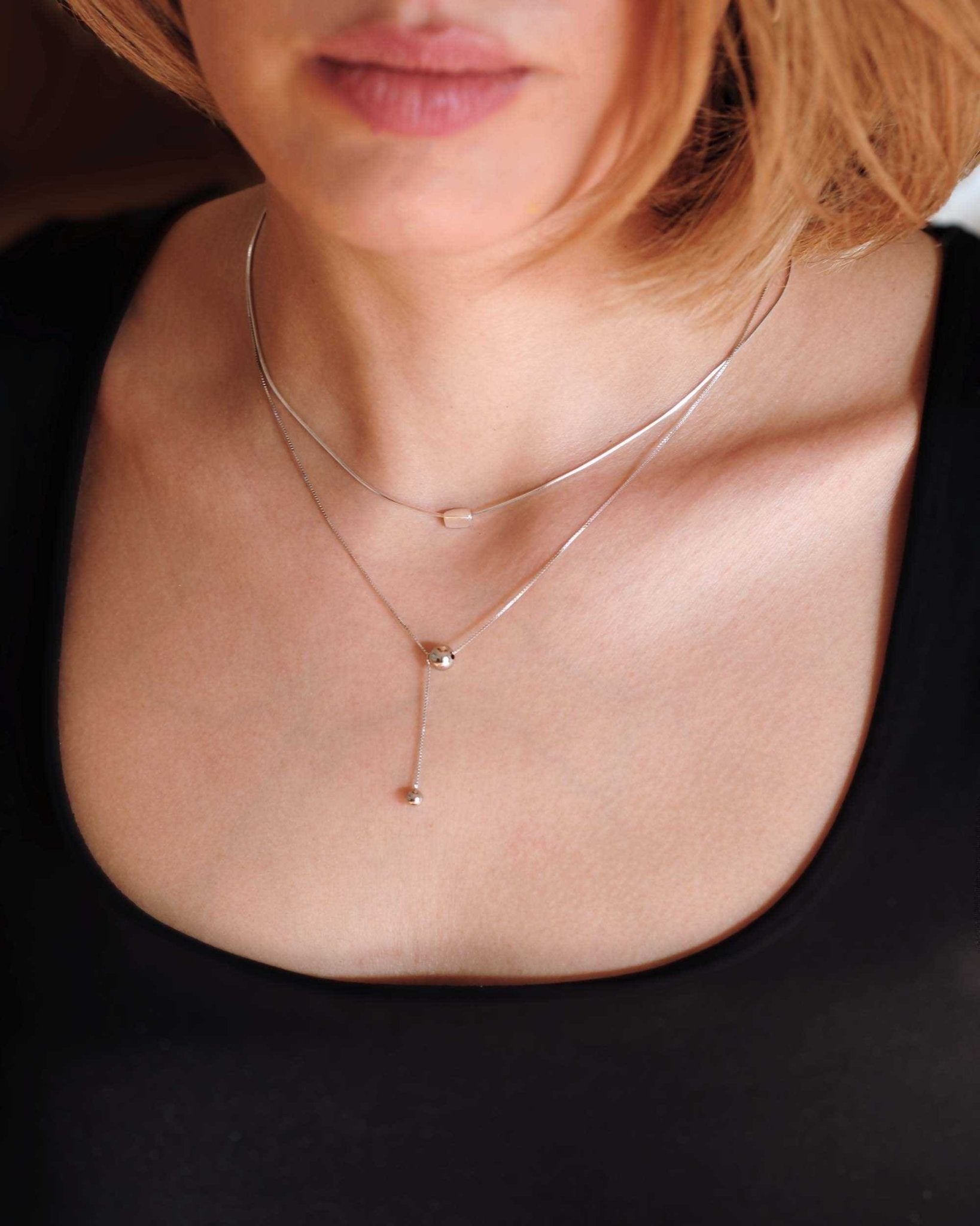 Silver Essence Halskette von Cosytas, Schmuckmarke aus Zürich, reines 925 Silber, minimalistisch am Dekolleté getragen