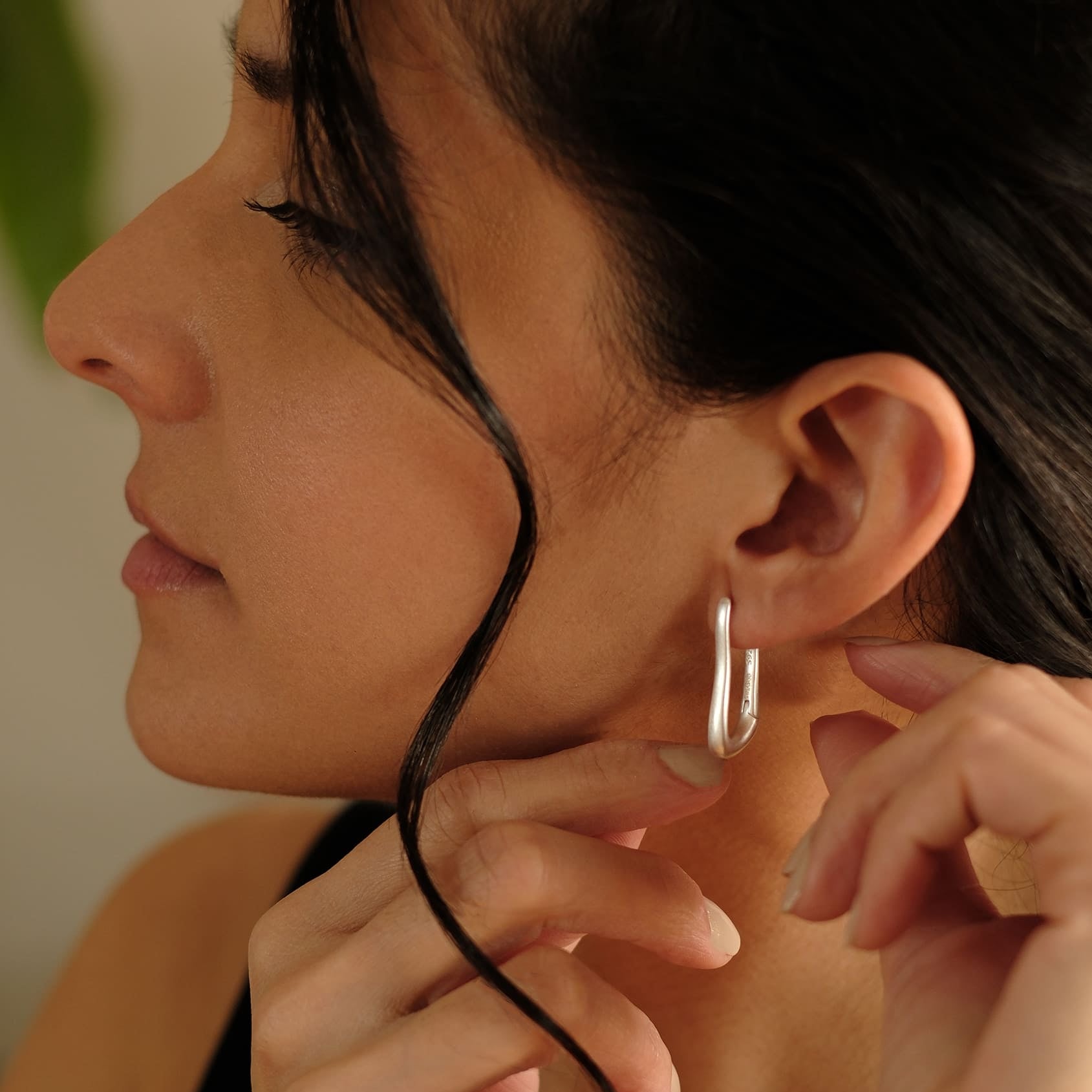 Nahaufnahme einer Frau mit den Cosytas Silver Flow Drop Ohrringen aus 925 Silber