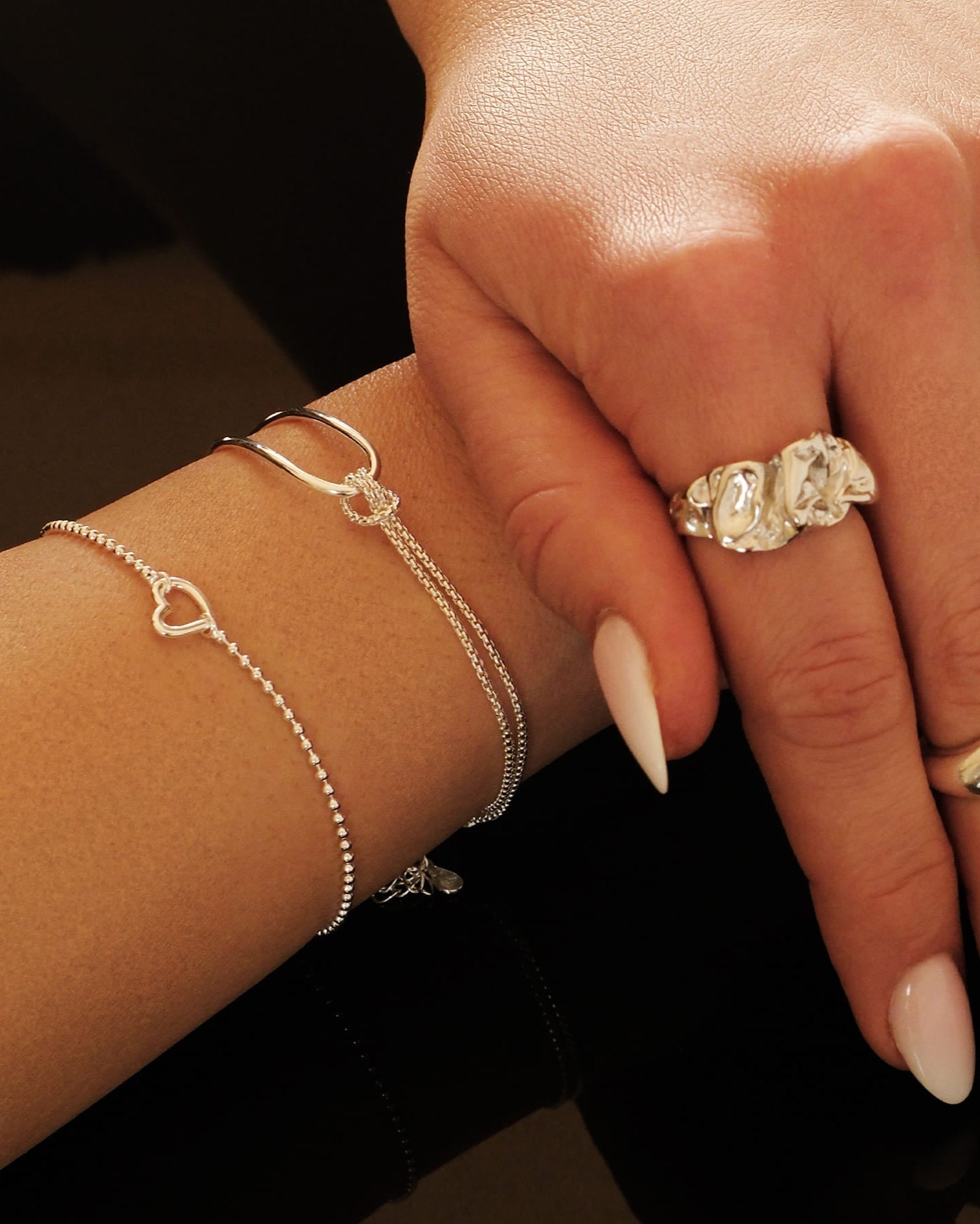 Silver Heartline Armband von Cosytas, Schmuckmarke aus Zürich, 925 Silber, filigran am Handgelenk getragen