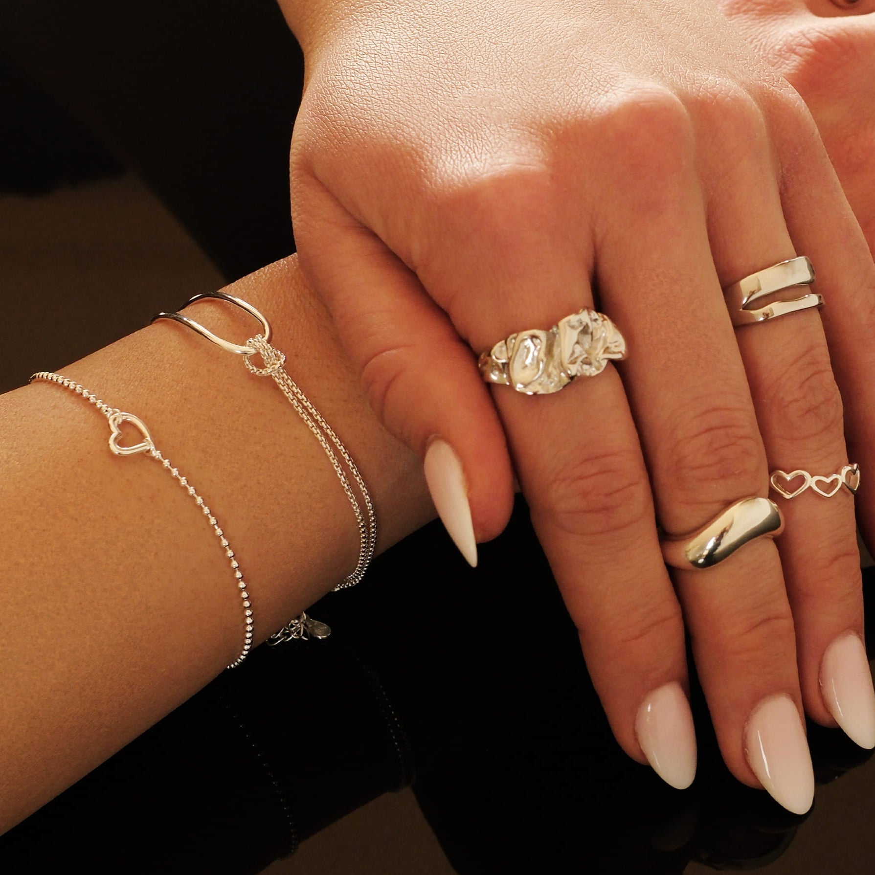 Model trägt das Cosytas Silver Harmony Armband aus 925 Silber