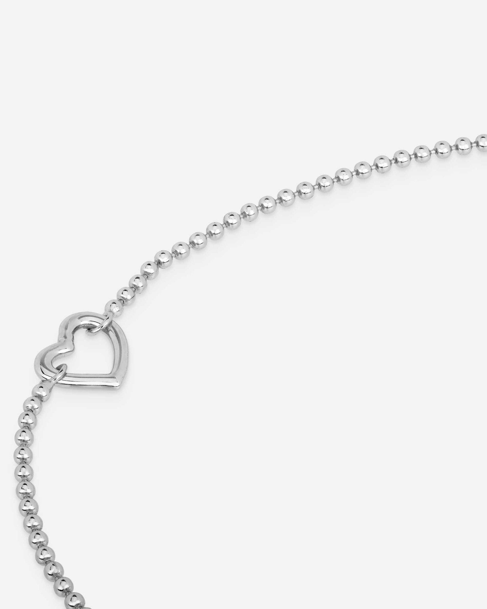 Detail des Silver Heartline Armbands von Cosytas, Schmuckmarke aus Zürich, feine Kette aus 925 Silber