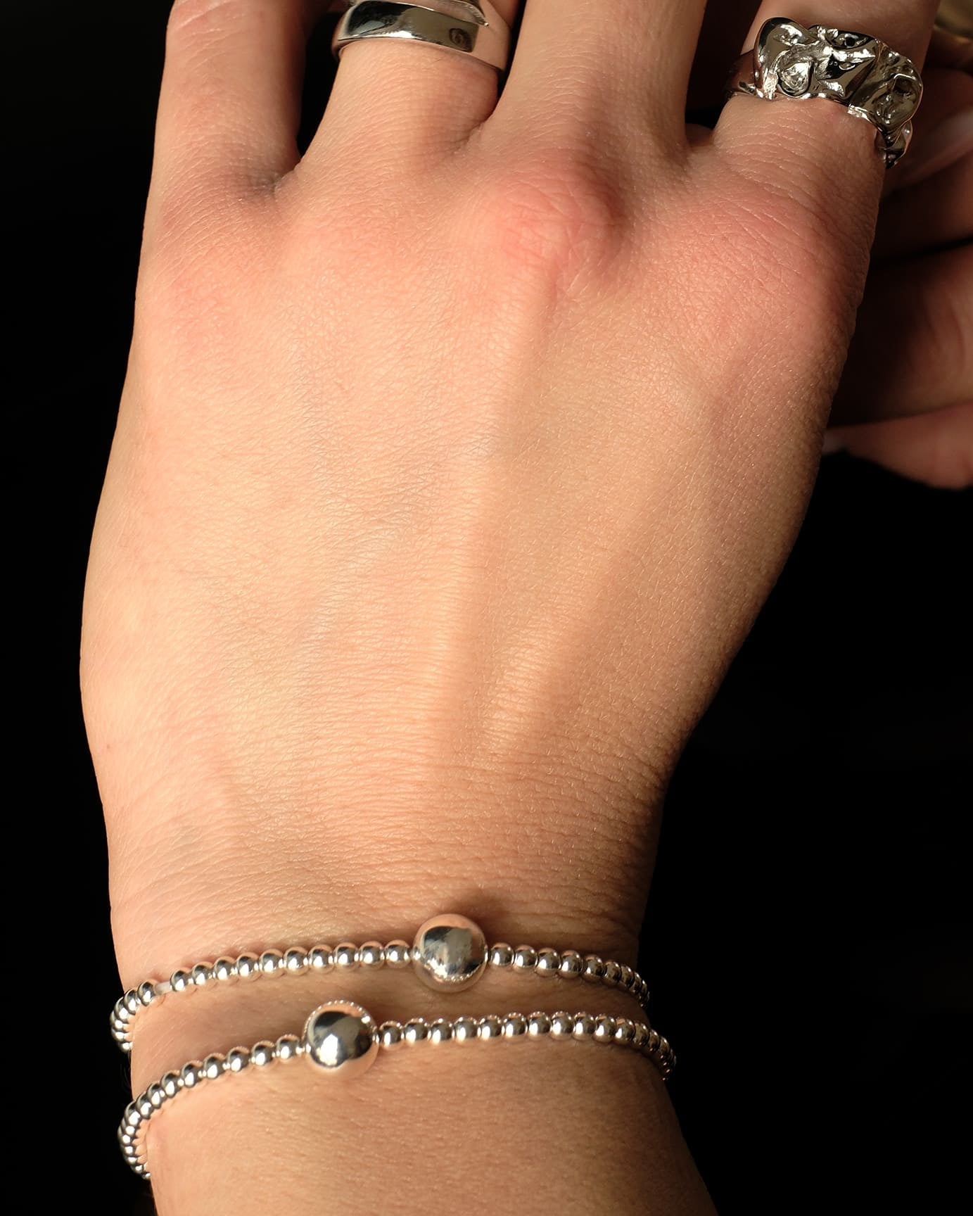 Silver Orbit Armband von Cosytas, Schmuckmarke aus Zürich, reines 925 Silber, elegant am Handgelenk getragen