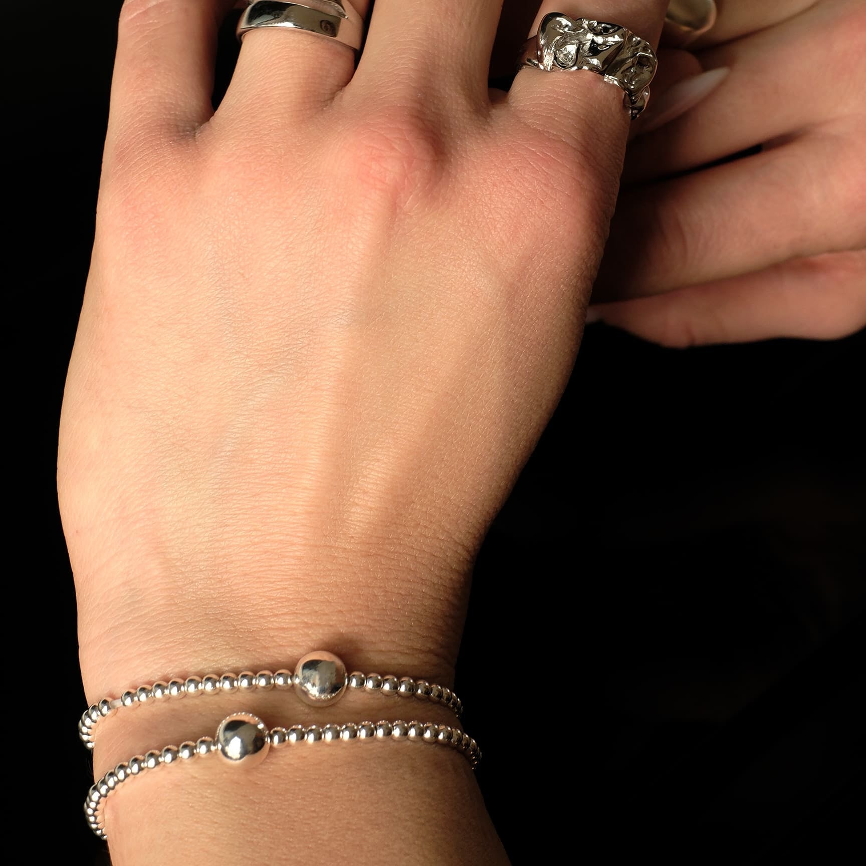 Model trägt das Cosytas Silver Orbit Armband