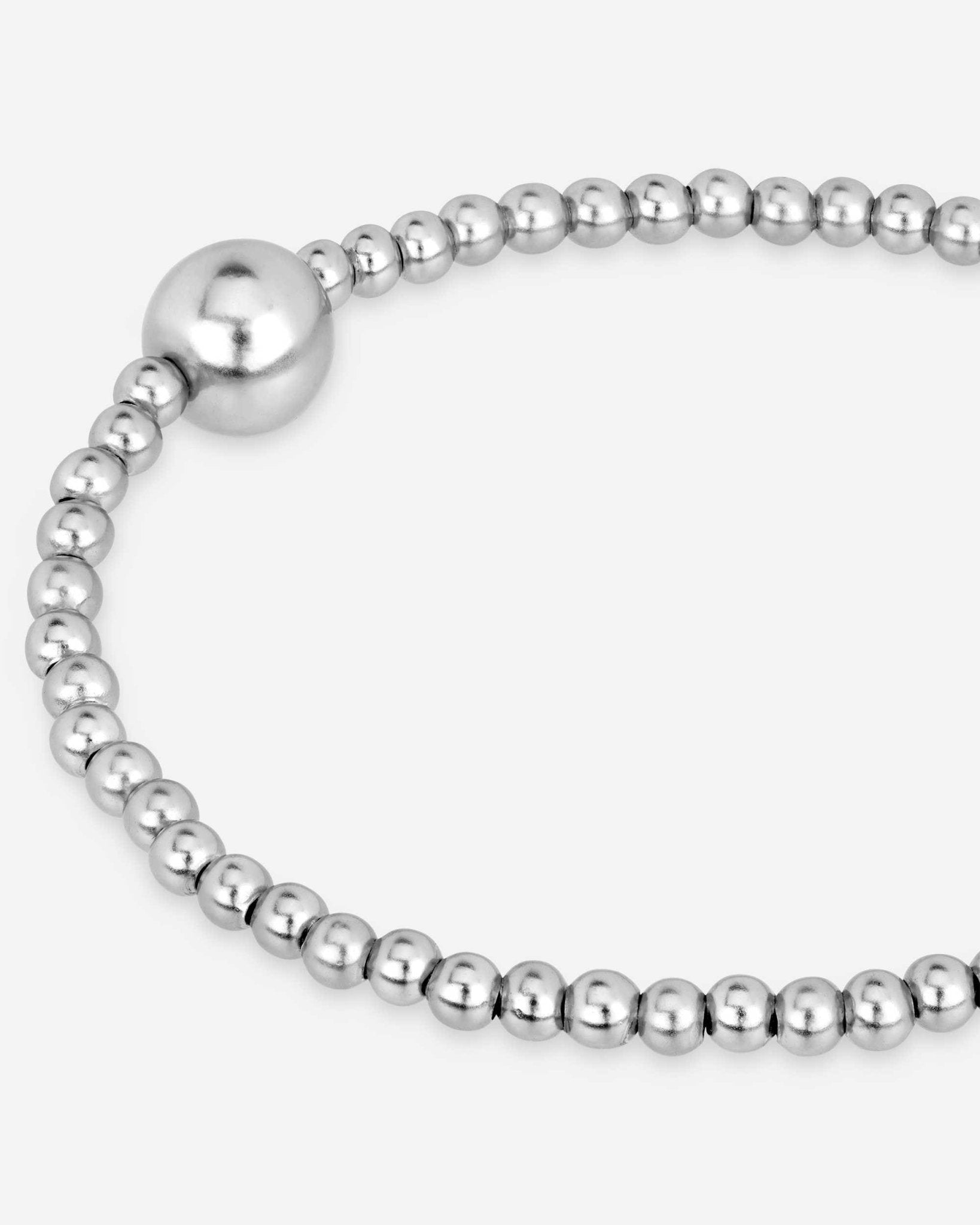 Detail des Silver Orbit Armbands von Cosytas, Schmuckmarke aus Zürich, reines 925 Silber, feine Glieder