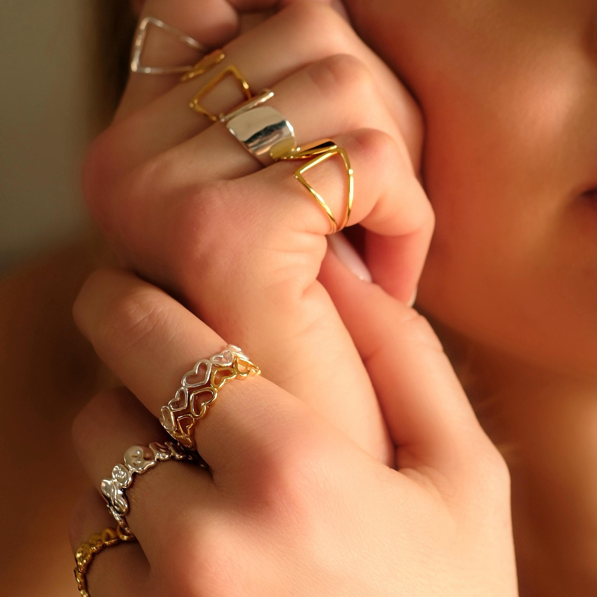 Hand mit Vorderansicht des Silver Pebble Rings von Cosytas aus 925 Silber