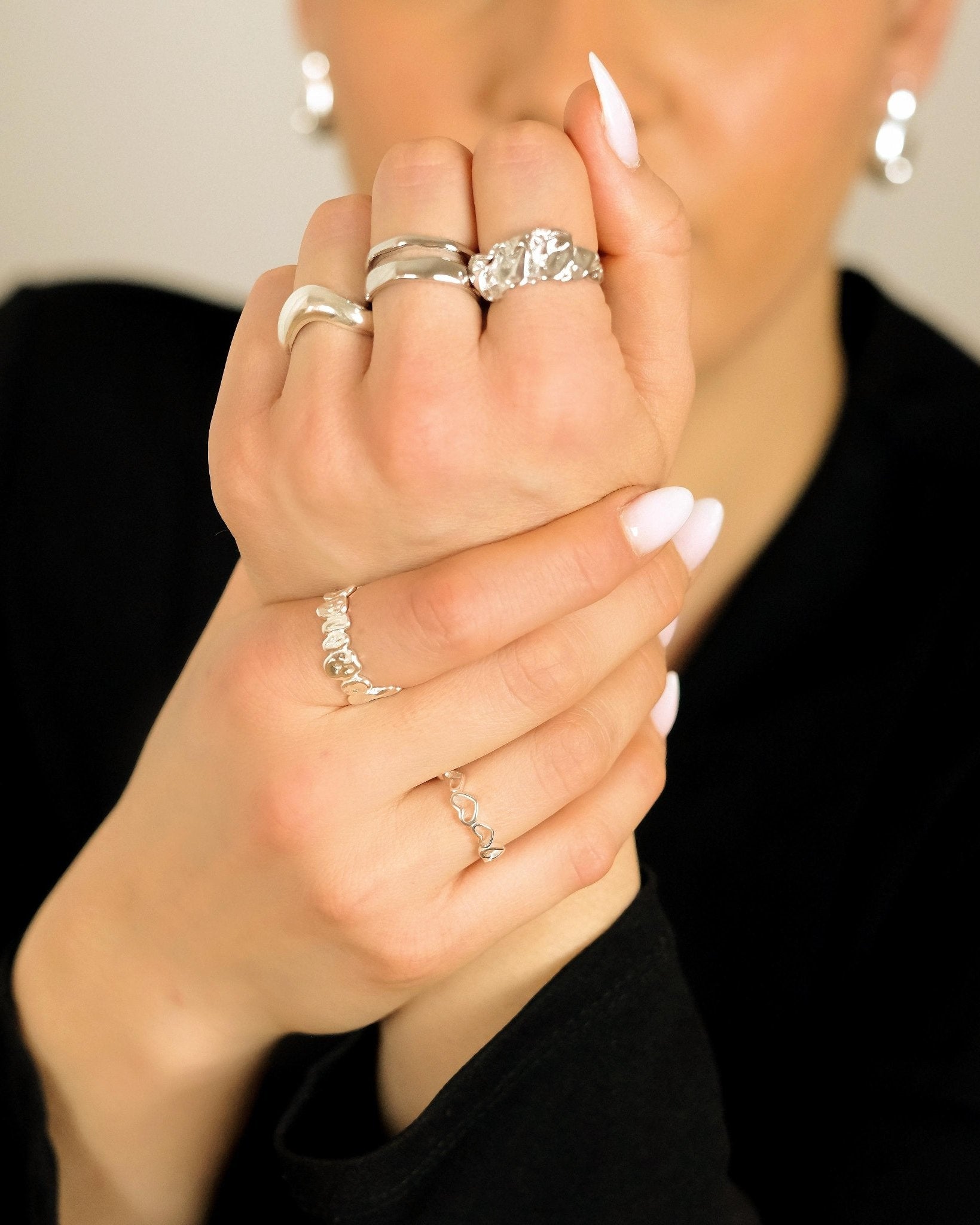 Silver Wave Ring von Cosytas, Schmuckmarke aus Zürich, 925 Silber, organisches Design im Alltag