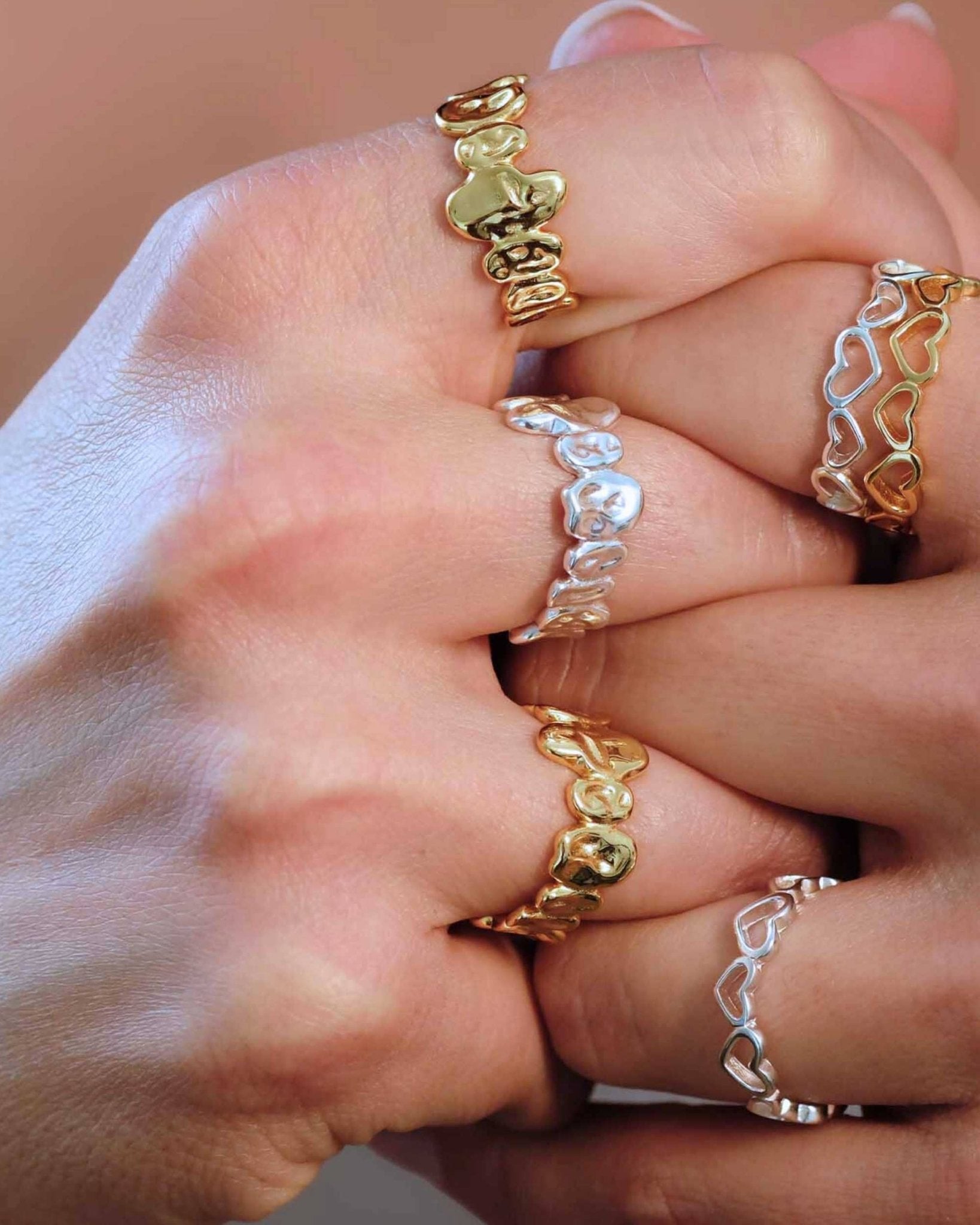 Hand mit Vorderansicht des Silver Pebble Rings von Cosytas aus 925 Silber