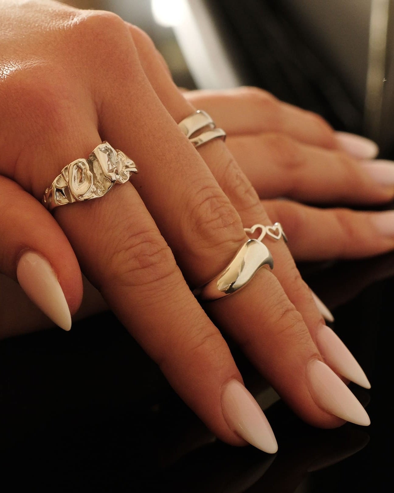 Silver Wave Ring von Cosytas, Schmuckmarke aus Zürich, 925 Silber, modern am Finger getragen