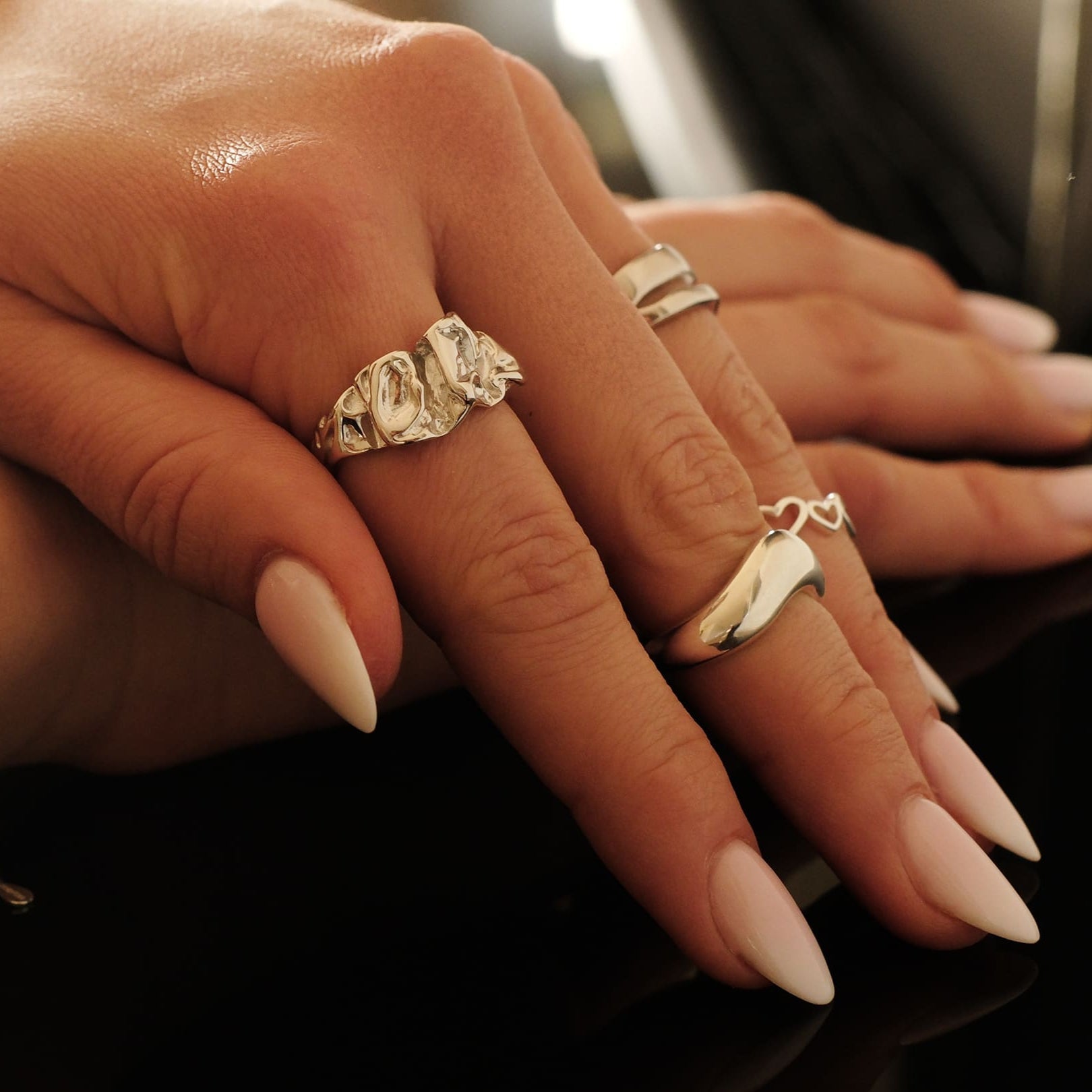 Nahaufnahme einer Hand mit dem Cosytas Silver Wave Ring