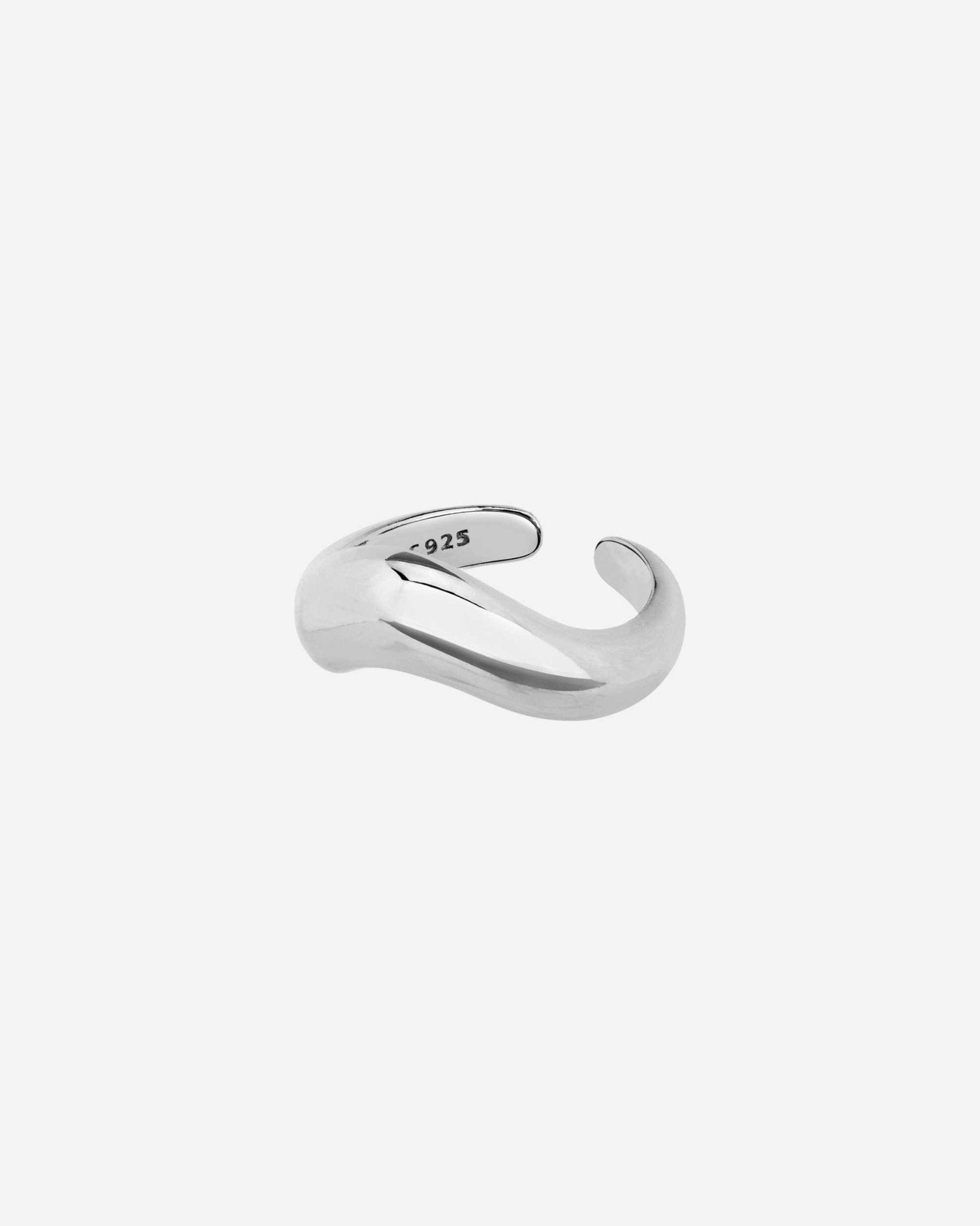 Seitenansicht des Cosytas Silver Wave Rings aus 925er Sterling-Silber mit fliessendem, offenem Design